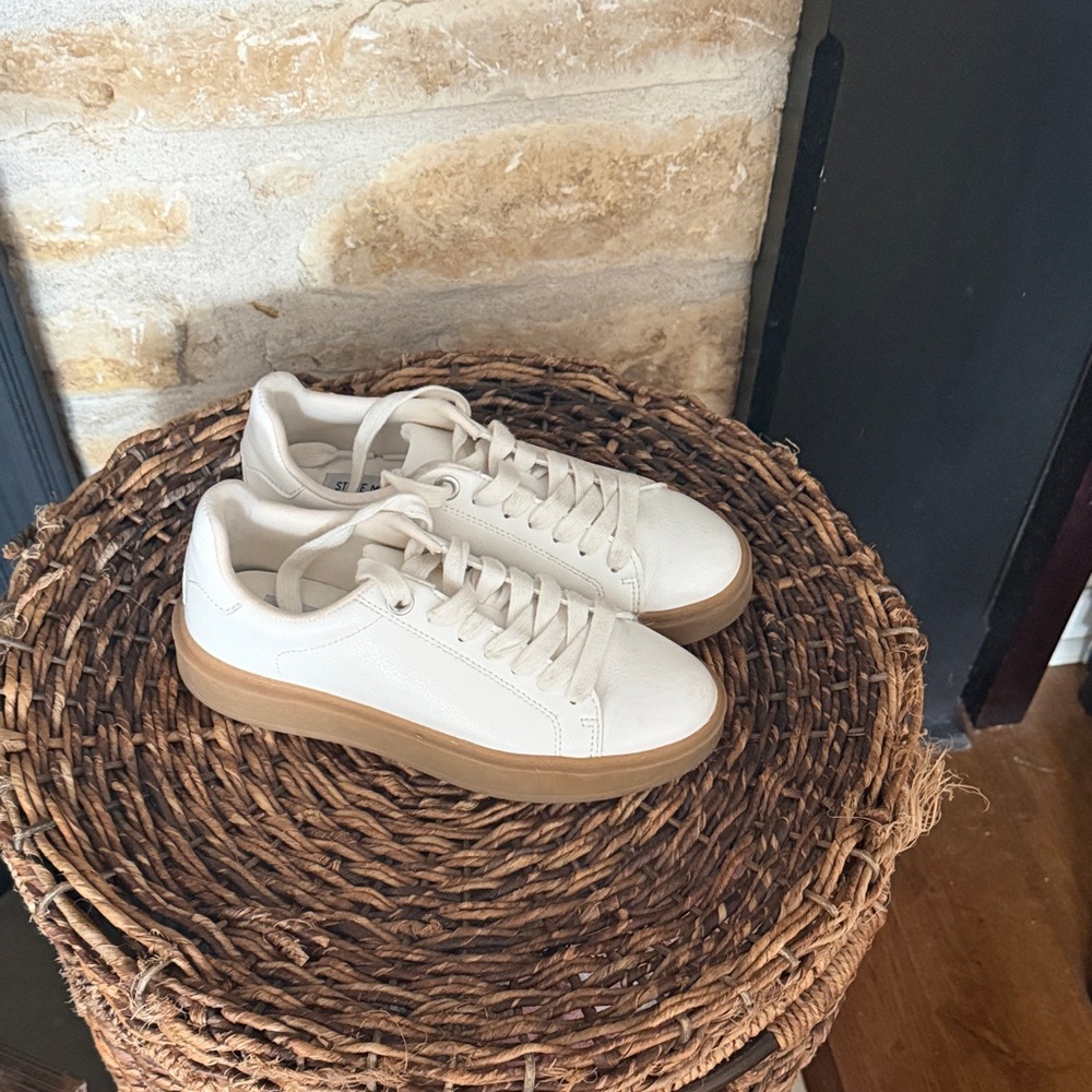 Steve Madden Cream Sneakers with Tan Soles women’s Sz 7